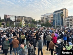 Orang-orang berkumpul di Lapangan Saadallah al-Jabiri untuk merayakan berakhirnya pemerintahan Presiden Suriah Bashar al-Assad yang sudah berjalan 24 tahun, di Aleppo, Suriah, 8 Desember 2024. (Foto: Karam al-Masri)