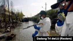 Wafanyakazi wa huduma Indonesia wakipiga dawa ya kuzuia mbu wa malaria. 