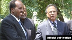 Hassan Sh. Mahamud iyo Shamsul Baari oo Muqdisho ku kulmay.