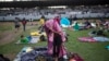 Караван мигрантов ночует на стадионе в Мехико