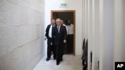 L'ancien président israélien Moshé Katsav entrant dans la salle d'audience de la Cour suprême à Jérusalem, le 10 novembre 2011.