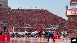 Odbojkaški meč na Memorijalnom stadionu u Linkolnu pred više od 92 hiljade gladalaca (Foto: AP/Eric Olson)