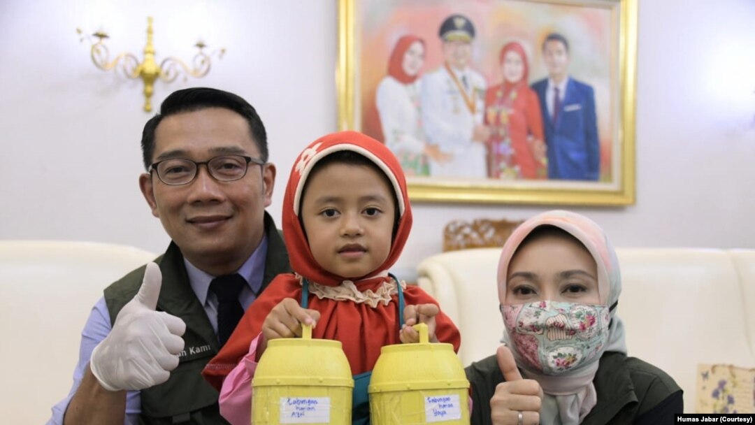 Hafidh (9 tahun) disambut Gubernur Jawa Barat Ridwal Kamil di Kota Bandung, Jumat (17/4/20), terkait aksinya dalam memberikan tabungan untuk pembelian APD. (Foto: Courtesy/Humas Jabar)