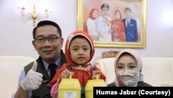 Hafidh (9 tahun) disambut Gubernur Jawa Barat Ridwal Kamil di Kota Bandung, Jumat (17/4/20), terkait aksinya dalam memberikan tabungan untuk pembelian APD. (Foto: Courtesy/Humas Jabar)