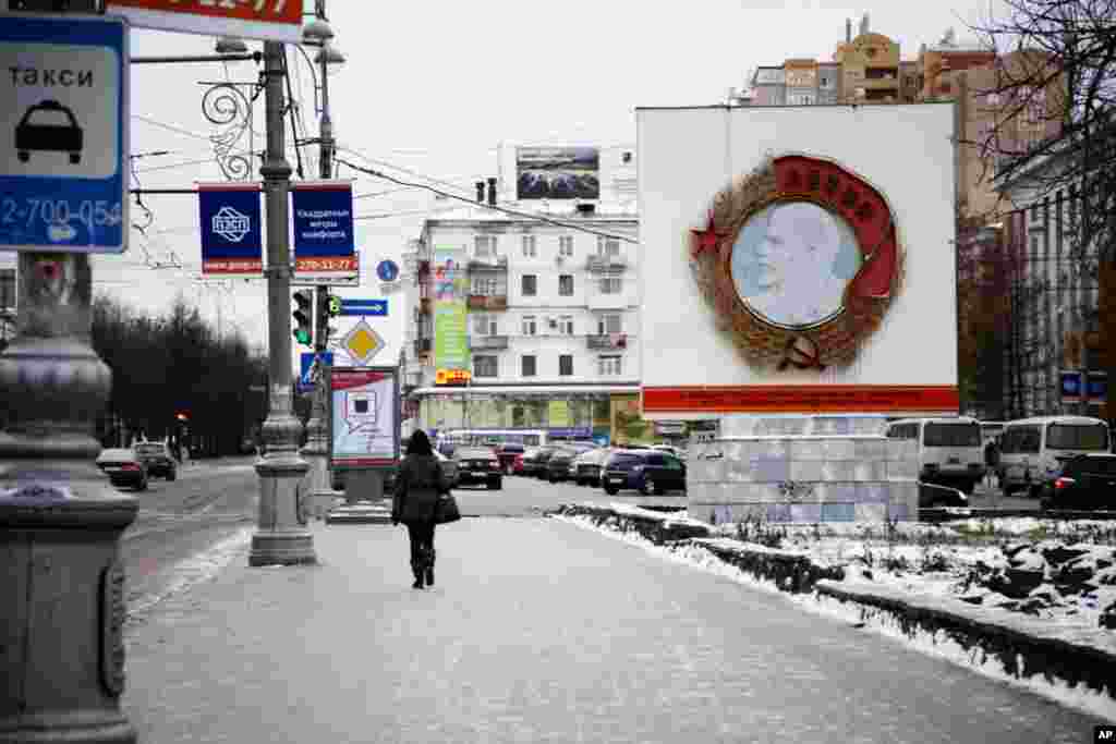 A reminder of the past in downtown Perm. The billboard reads: "Perm was awarded the order of Lenin for its achievements in industrial production". (Yuli Weeks/VOA)