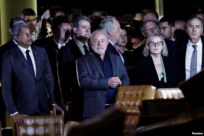 El presidente de Brasil, Luiz Inácio Lula da Silva, reunido con la presidenta de la Corte Suprema, Rosa Weber, en Brasilia, el 9 de enero de 2023, un día después del asalto a edificios del Estado por simpatizantes del expresidente Jair Bolsonaro.