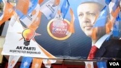 Poster kampanye PM Erdogan dan Partai AKP di kota Istanbul (11/6).