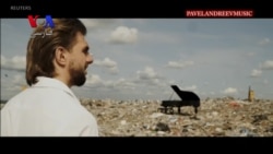 اجرای هنرمند روس در زباله ها در اعتراض به آلودگی محیط زیست