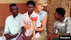 Princesa Diana no Huambo, com crianças vítimas de minas, em Janeiro de 1997