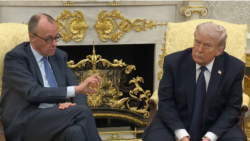 美国总统特朗普在白宫椭圆形办公室会见来访的德国总理默茨，并感谢德国允许参与伊朗军事行动的美军飞机使用德国的设施。(2026年3月3日)