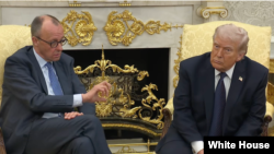 美国总统特朗普在白宫椭圆形办公室会见来访的德国总理默茨，并感谢德国允许参与伊朗军事行动的美军飞机使用德国的设施。(2026年3月3日)