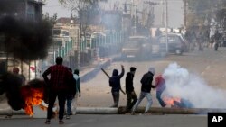 Para demonstran Kashmir bentrok dengan pasukan pemerintah di dekat lokasi pertempuran senjata di Srinagar, India, Rabu, 17 Oktober 2018.