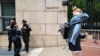 Njujorški policajci stoje na ulazu u Kolumbija univerzitet u Njujorku 6. maja 2024. 