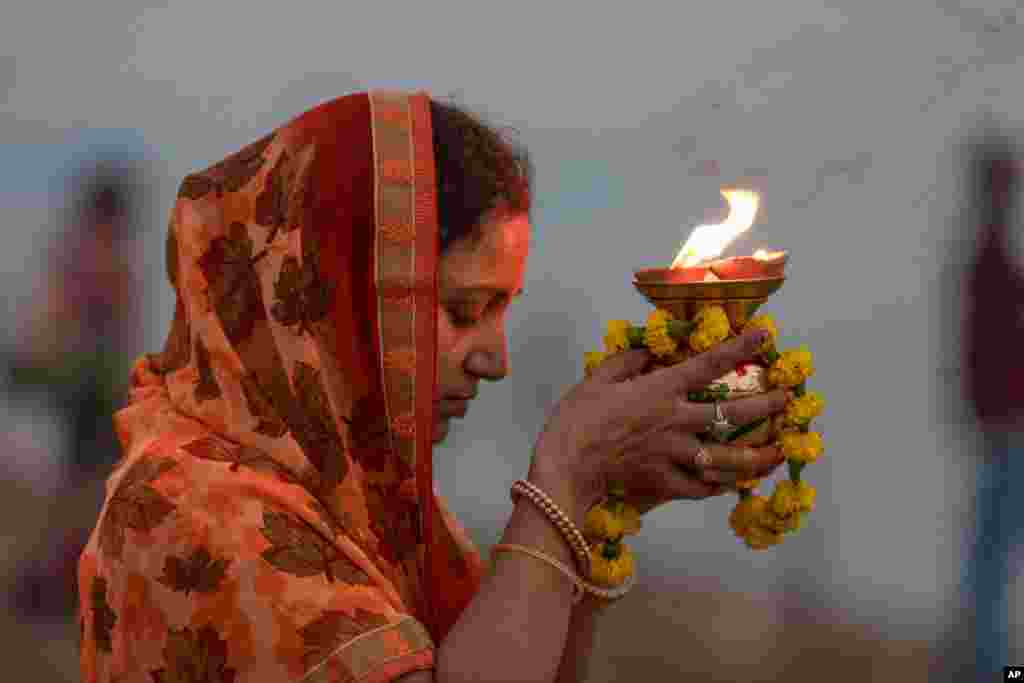 نیایش زن هند در یک فستیوال مذهبی شهر الله‌آباد در شمال هند. 
