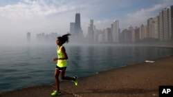 Seorang perempuan berlari di tepi Danau Michigan, Chicago, 10 Juni 2016. (Foto: dok). 