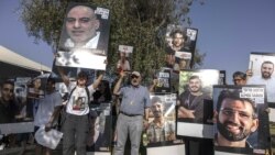 تجمع خانواده‌ها و دوستان افرادی که توسط شبه نظامیان فلسطینی گروگان‌ گرفته شده‌اند (یکشنبه ۱۴ خرداد ۱۴۰۳)