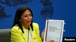 La vicepresidenta y ministra de Petróleo de Venezuela, Delcy Rodríguez, sostiene un documento mientras se dirige a los medios en Caracas, Venezuela, el 10 de marzo de 2025. 