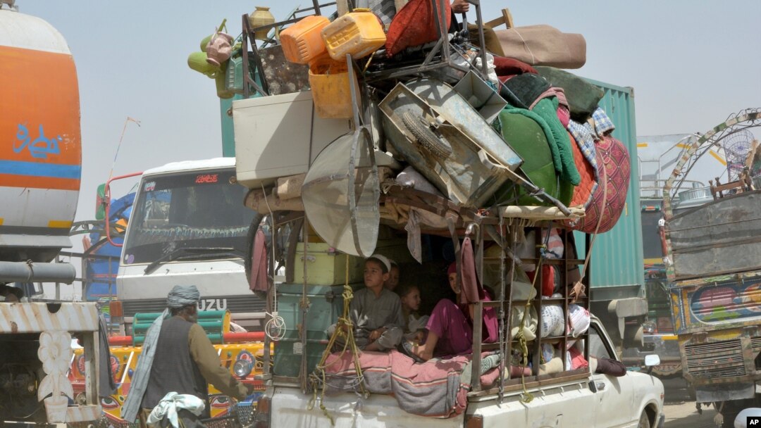 Pengungsi Afghanistan tampak antri di pintu perbatasan Chaman, Pakistan untuk kembali ke negaranya bulan September lalu (foto: dok).
