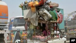 Pengungsi Afghanistan tampak antri di pintu perbatasan Chaman, Pakistan untuk kembali ke negaranya bulan September lalu (foto: dok).