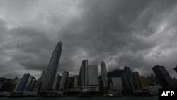 FILE - Awan tebal menyelimuti distrik Central Hong Kong, saat topan Koinu melintas di pusat keuangan tersebut, tengah hari 8 Oktober 2023. Pemimpin kota Hong Kong mengumumkan bursa saham akan terus melanjutkan perdagangan meski akan terjadi topan dan badai. (Peter PARKS / AFP)