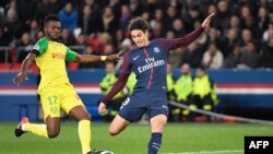 L'attaquant uruguayen de PSG Edinson Cavani aux prises avec le défenseur nigérian de Nantes Chidozie Awaziem lors du match de football L1 entre le Paris Saint-Germain (PSG) et Nantes (FCN) au Parc des Princes, Paris, 18 novembre 2017