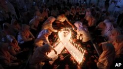 Penyalaan lilin untuk memperingati Hari AIDS Sedunia di Surabaya, 1 Desember 2015. (AP/Trisnadi)