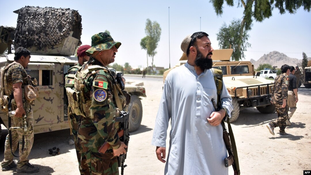 Lực lượng nhà nước Afghanistan canh gác một con đường gần Kandahar, 9/7/2021.