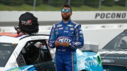 Bubba Wallace pranë makinës së tij përpara fillimit të garës NASCAR