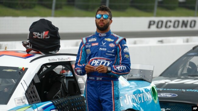 Bubba Wallace pranë makinës së tij përpara fillimit të garës NASCAR