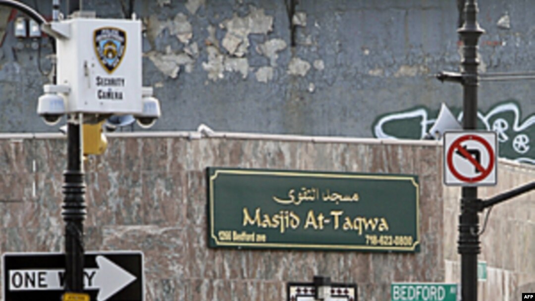 Politsiya Nyu-York shahri va uning atrofidagi 250 masjid va islomiy tashkilotlar va ularga qatnaydiganlar haqida ma’lumot to’plagan.
