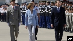 Le président français Emmanuel Macron, et à sa droite, la ministre française des Armées, Florence Parly, à Istres, France, le 20 juillet 2017.