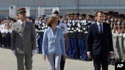 Le président français Emmanuel Macron, à droite, la ministre française de la Défense, Florence Parly, et le nouveau chef d'état-major des forces armées, le général François Lecointre, à gauche, passent les troupes en revue à Istres, dans le sud de la France, 20 juillet 2017. 