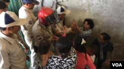 Cambodian security forces confront former of Borei Keila residents in Phnom Penh, Cambodia, Tuesday, January 3, 2017. (Kann Vicheika/VOA Khmer)