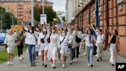 Mujeres de Bielorrusia marcharon formando cadenas humanas y portando flores. La policía no arremetió contra ellas.
