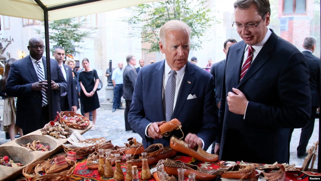 El vicepresidente Joe Biden comparte con el primer ministro, Aleksandar Vucic, en un mercado tradicional de Belgrado.