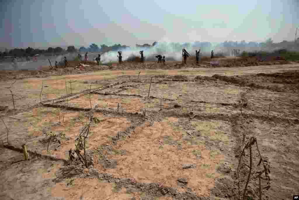 Um descampado é marcado para se poder montar um abrigo no campo de refugiados do Aeroporto de Mpoko em Bangui, Jan. 7, 2014.