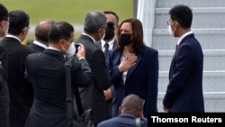 Wakil Presiden AS Kamala Harris disambut oleh Menlu Singapura Vivian Balakrishnan saat tiba di Singapura hari Minggu (22/8). 