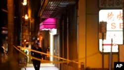 ARCHIVO - Los policías llegaron y encontraron a tres personas baleadas. Una pistola fue usada en el tiroteo.