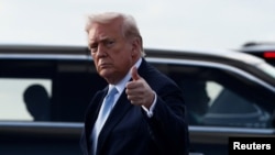 资料照片：美国总统特朗普在抵达佛罗里达州西棕榈滩后离开“空军一号”专机。(2026年3月20日)