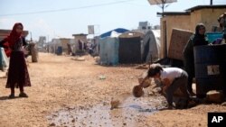 Warga Suriah yang menghindari perang tampak di kamp pengungsi di kota Atma, provinsi Idlib, Suriah, di dekat perbatasan Turki (foto: dok). 