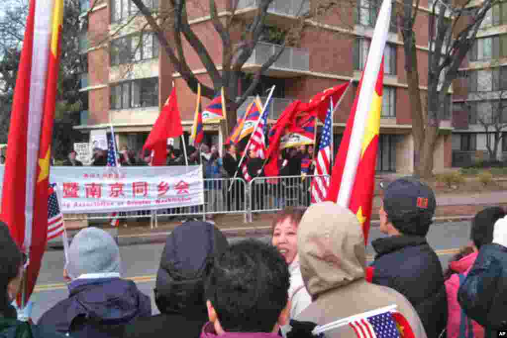 支持和抗议两派近距离接触，彼此呼喊各自的口号。