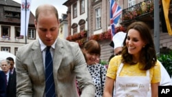 El príncipe William de Gran Bretaña y su esposa, la princesa Kate, duques de Cambridge, esperan su tercer hijo anunció el palacio de Kensington.
