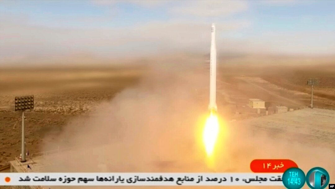 Gambar ini diambil dari rekaman video yang ditayangkan oleh televisi pemerintah Iran pada hari Selasa, 8 Maret 2022 ini menunjukkan peluncuran roket oleh Pengawal Revolusi Iran yang membawa satelit Noor-2 di timur laut Gurun Shahroud, Iran. (Televisi Pemerintah Iran via AP)