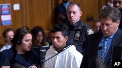 Sebastian Zapeta, acusado de matar a mujer prendiéndole fuego en un tren del metro de la ciudad de Nueva York, en su comparecencia en el tribunal de Nueva York, el 24 de diciembre del 2024.