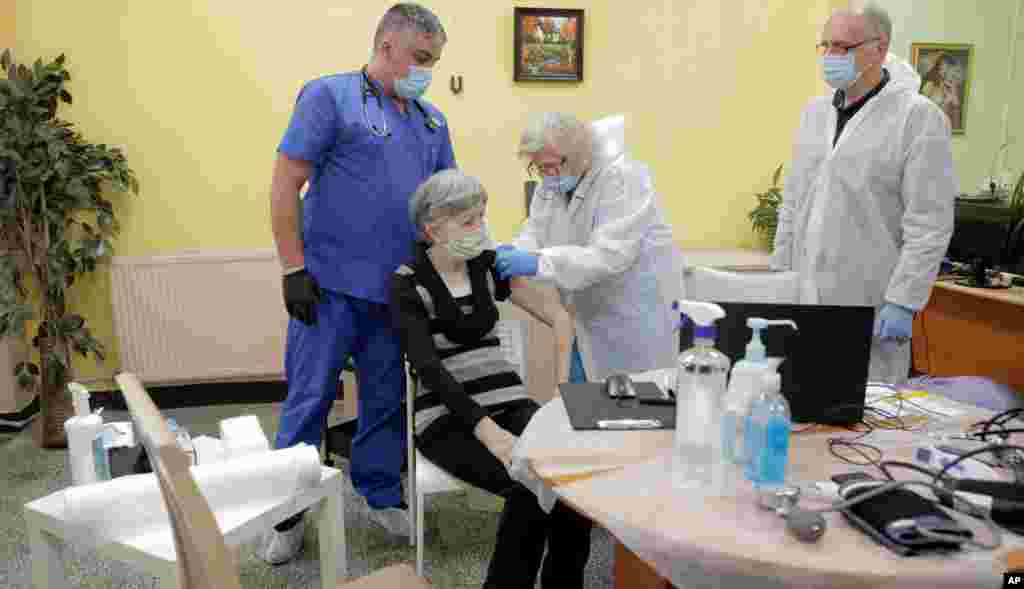 بلغارستان هم واکسیناسیون افراد بالای ۶۵ سال را آغاز کرد. در این عکس یک زن ۶۹ ساله، در شهر صوفیه واکسن دریافت می‌کند. 