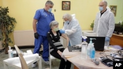 불가리아 수도 소피아 시내 양로원에서 신종 코로나바이러스 백신을 접종하고 있다. (자료사진)