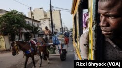 Scène de rue à Dakar, Sénégal, le 15 juin 2016. (R. Shryock/VOA)