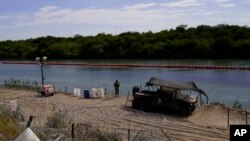 Foto de archivo. Un guardia vigila una sección del Río Grande en Eagle Pass, Texas. (Foto AP/Eric Gay)