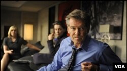 Pierce Brosnan (kanan) memainkan Perdana Menteri Inggris Adam Lang dalam film The Ghost Writer.