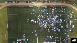 Studenti su noć proveli na stadionu lokalnog fudbalskog kluba u Inđiji (AP Photo/Armin Durgut)